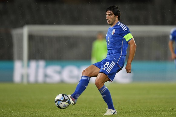 epa10715927 Italy&#039;s captain Sandro Tonali in action during the UEFA Under-21 Championship group stage match between Italy and Norway in Cluj, Romania, 28 June 2023. EPA/ALEX NICODIM
