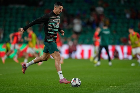 Portugal&#039;s Cristiano Ronaldo warms up for a World Cup 2026 group F qualifying soccer match between Portugal and Hungary in Lisbon, Tuesday, Oct. 14, 2025. (AP Photo/Armando Franca)
Portugal Hunga ...