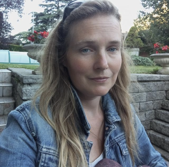 Maëlle D. mesure 163 cm et est de corpulence mince. Elle a les cheveux
blonds, mi-longs et les yeux bleus.