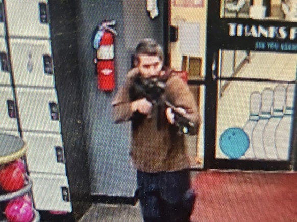 La police du comt� d&#039;Androscoggins a diffus� des images du tireur, entrant dans un bowling arm� d&#039;un fusil semi-automatique.