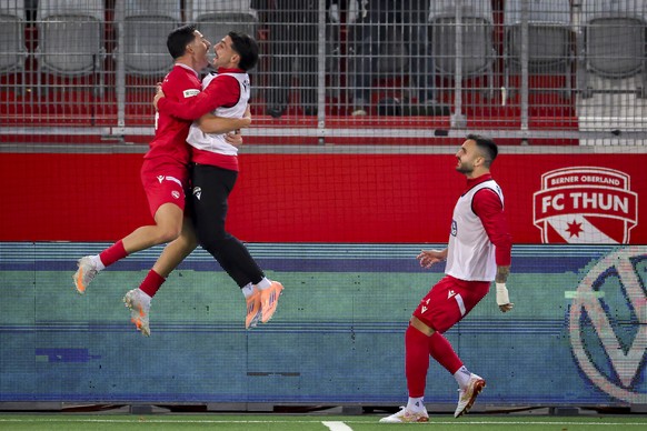 Elmin Rastoder, links, von Thun feiert sein Tor mit Kastriot Imeri, mitte, und Gen?s Montolio im Super League Spiel zwischen dem FC Thun und dem FC Winterthur, am Dienstag, 28. Oktober 2025 in der Sto ...