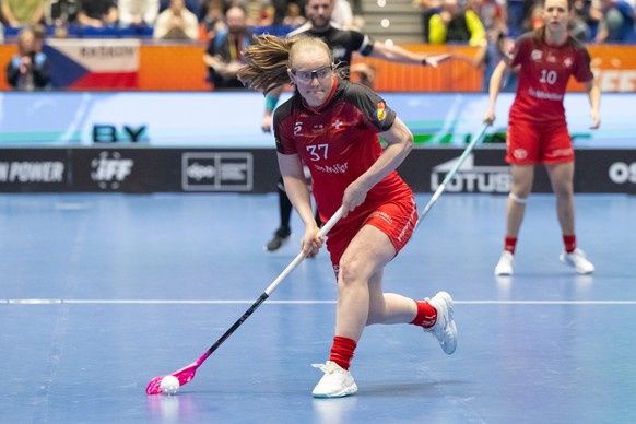 Linn Larsson (37, Schweiz) im Final Schweiz gegen Tschechien an der Unihockey Weltmeisterschaft der Damen 2025, 14. Dezember 2025, Ostravar Arena, Ostrava, Tschechien (KEYSTONE/Fabian Trees).