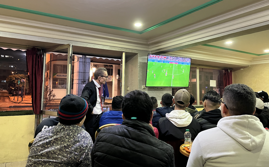 La concentration sur le match est totale dans le café.