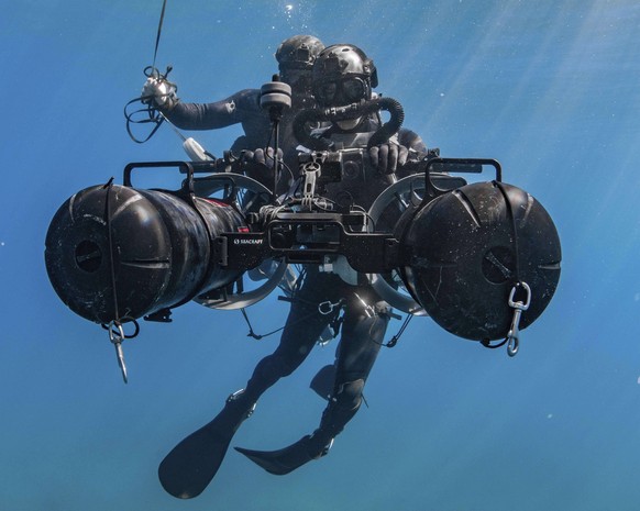 September 24, 2022, CA, United States of America: U.S. Navy SEALs assigned to Naval Special Warfare command operate a Diver Propulsion Device during high-altitude dive training at a mountain lake, Sep ...
