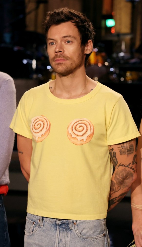 SATURDAY NIGHT LIVE -- Episode 1899 -- Pictured: (l-r) Jane Wickline, host Harry Styles, and Chloe Fineman during promos on Thursday, March 13, 2026 -- (Photo by: Rosalind O'Connor/NBC via Getty  ...