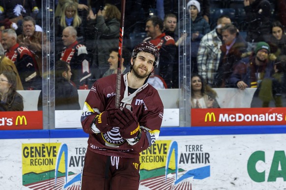 Geneve-Servette&#039;s defender Simon Le Coultre greets the fans after defeating the team Lugano, during the fifth leg of the National League Swiss Championship quarter final playoff game between Gene ...
