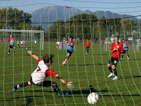 Junge Auslandschweizer spielen waehrend einem Training am Montag, 24. September 2007 in Tenero. Dreissig im Ausland wohnhafte junge Schweizer Fussballtalente wurden vom Schweizerischern Fussballverban ...