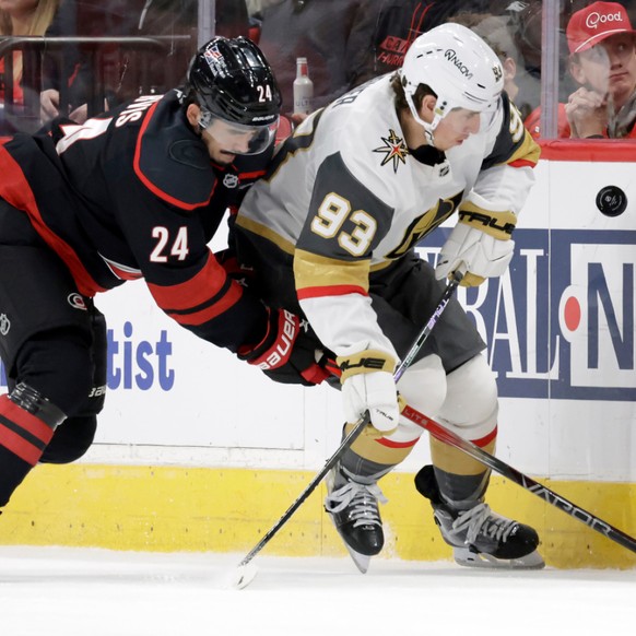 Mitch Marner (en blanc) espère remporter la première Coupe Stanley de sa carrière après avoir quitté Toronto la saison dernière.