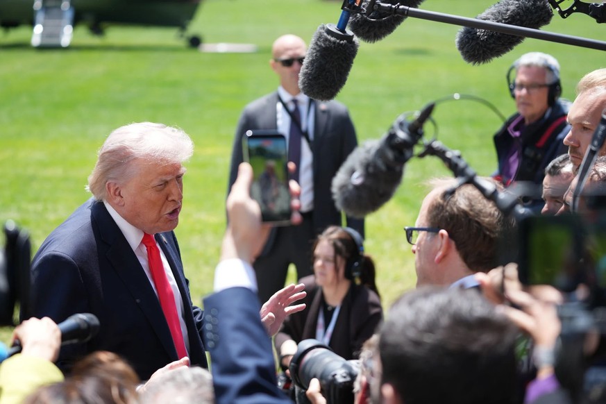 Malgré ses vives critiques à l'égard des médias, Donald Trump s'entretient régulièrement avec les journalistes.