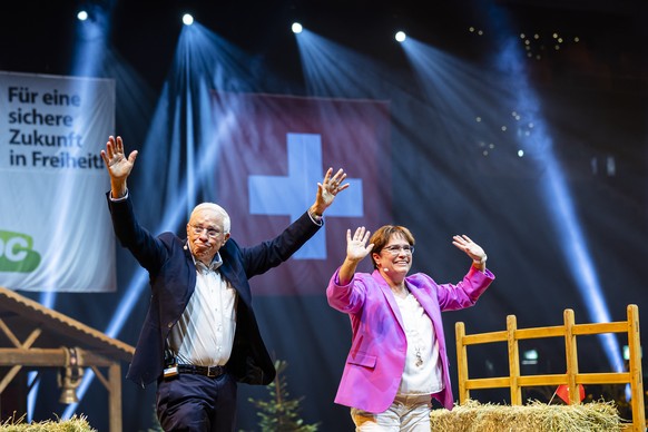 Alt-Bundesrat Christoph Blocher, links, und Nationalraetin Magdalena Martullo-Blocher winken am Wahlauftakt Anlass der SVP Schweiz in der Swiss Life Arena, am Samstag, 26. August 2023 in Zuerich. (KEY ...