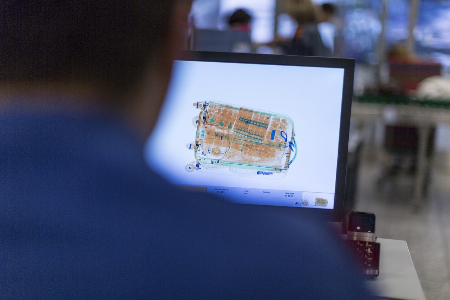 L'aéroport de Zurich-Kloten va se doter d'une technologie révolutionnaire pour le contrôle des bagages à main. Dans l'avion, deux litres de liquide bientôt! L'aéroport de Zurich a ...