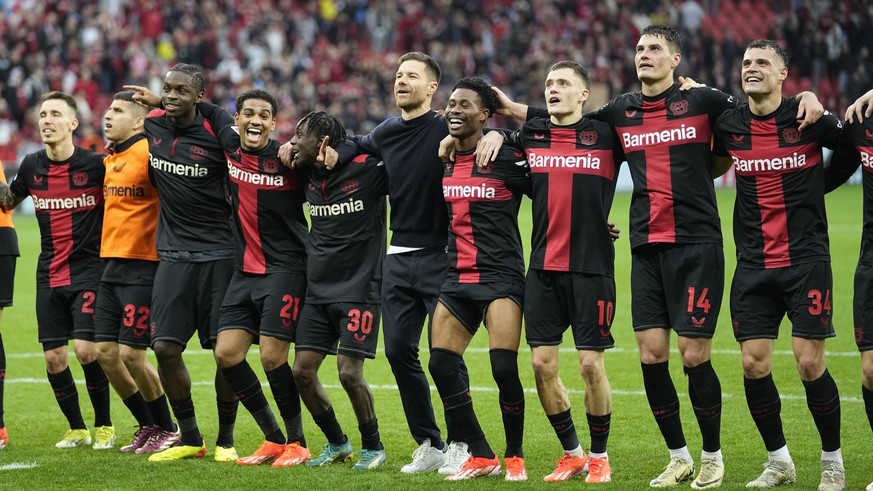 Xabi Alonso, ici au centre parmi ses joueurs, fait l'unanimité à Leverkusen.