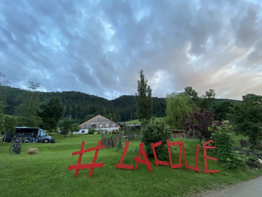 Familie Beck lädt seit 23 Jahren auf ihrem Bio-Bauernhof «La Coué» zum Campen ein.