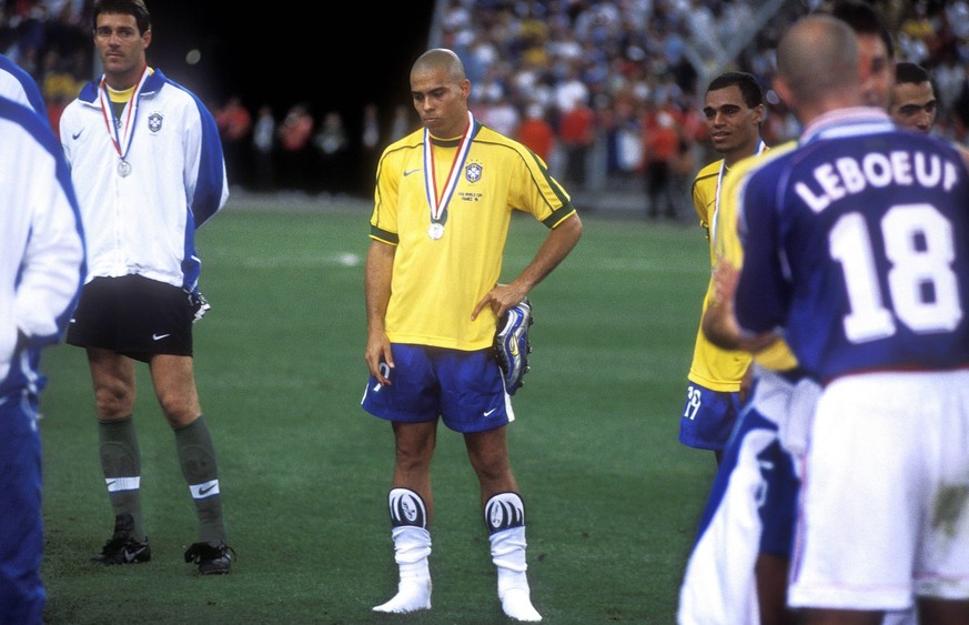 Un Ronaldo déçu, la médaille d'argent autour du cou.