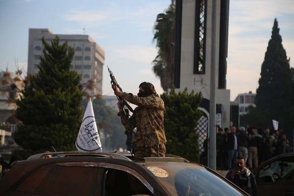 epaselect epa11765725 Syrian rebels celebrate following the takeover of Damascus, in Homs, Syria, 08 December 2024. Syrian rebels entered Damascus on 08 December 2024 and announced in a televised stat ...