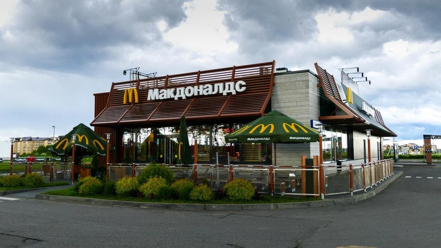 C'est dans une lettre adressée aux franchisés et aux employés de la chaîne américaine de fast-food que le PDG a annoncé suspendre toutes les opérations du groupe en Russie.