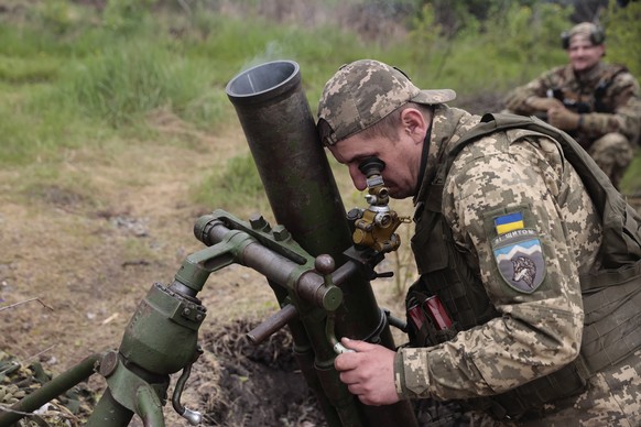 epa09936358 Ukrainian servicemen prepare to fire from their position near Kharkiv, Ukraine, 09 May 2022. On 24 February, Russian troops invaded Ukrainian territory starting a conflict that has provoke ...