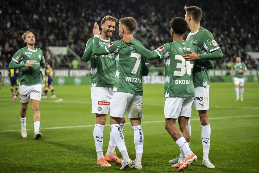 Christian Witzig (SG), Mitte, bejubelt sein 1-1mit Team im Fussball Meisterschaftsspiel der Swiss Super League zwischen dem FC St. Gallen (St. Gallen) und dem FC Zuerich (FCZ), am Samstag, 6. Dezember ...