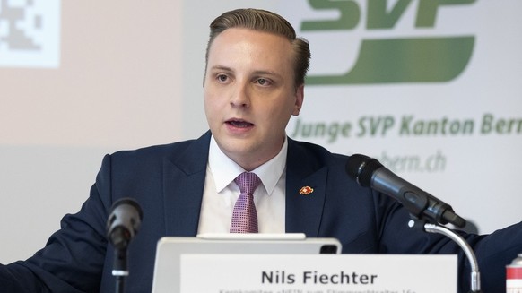 Nils Fiechter, Co-Praesident JSVP-BE, spricht waehrend einer Medienkonferenz der Jungen SVP zum Stimmrechtsalter 16 im Kanton Bern, am Mittwoch, 10. August 2022 in Bern. (KEYSTONE/Peter Klaunzer)