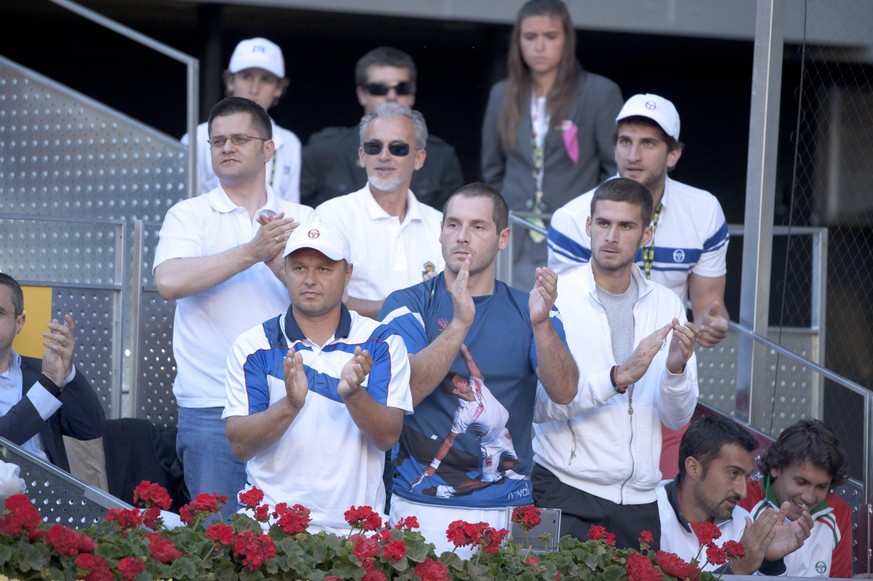 Igor Cetojevic, lunettes de soleil et bouc poivre et sel, dans la loge de Djokovic à Madrid en 2011.
