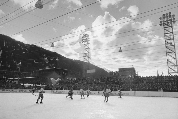 Szenet beim Turnier um den Spengler Cup in Davos im Spiel SKA Leningrad gegen Slovan Bratislava, aufgenommen am 31. Dezember 1971. Leningrad, helles Dress, gewinnt das Spiel gegen Slovan Bratislava mi ...