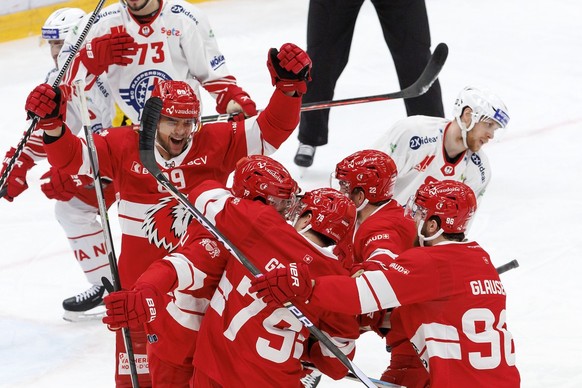 Lausanne&#039;s forward Michael Huegli #19 celebrates his goal with his teammates after scoring the 2:2, during a National League regular season game of the Swiss Championship between Lausanne HC and  ...
