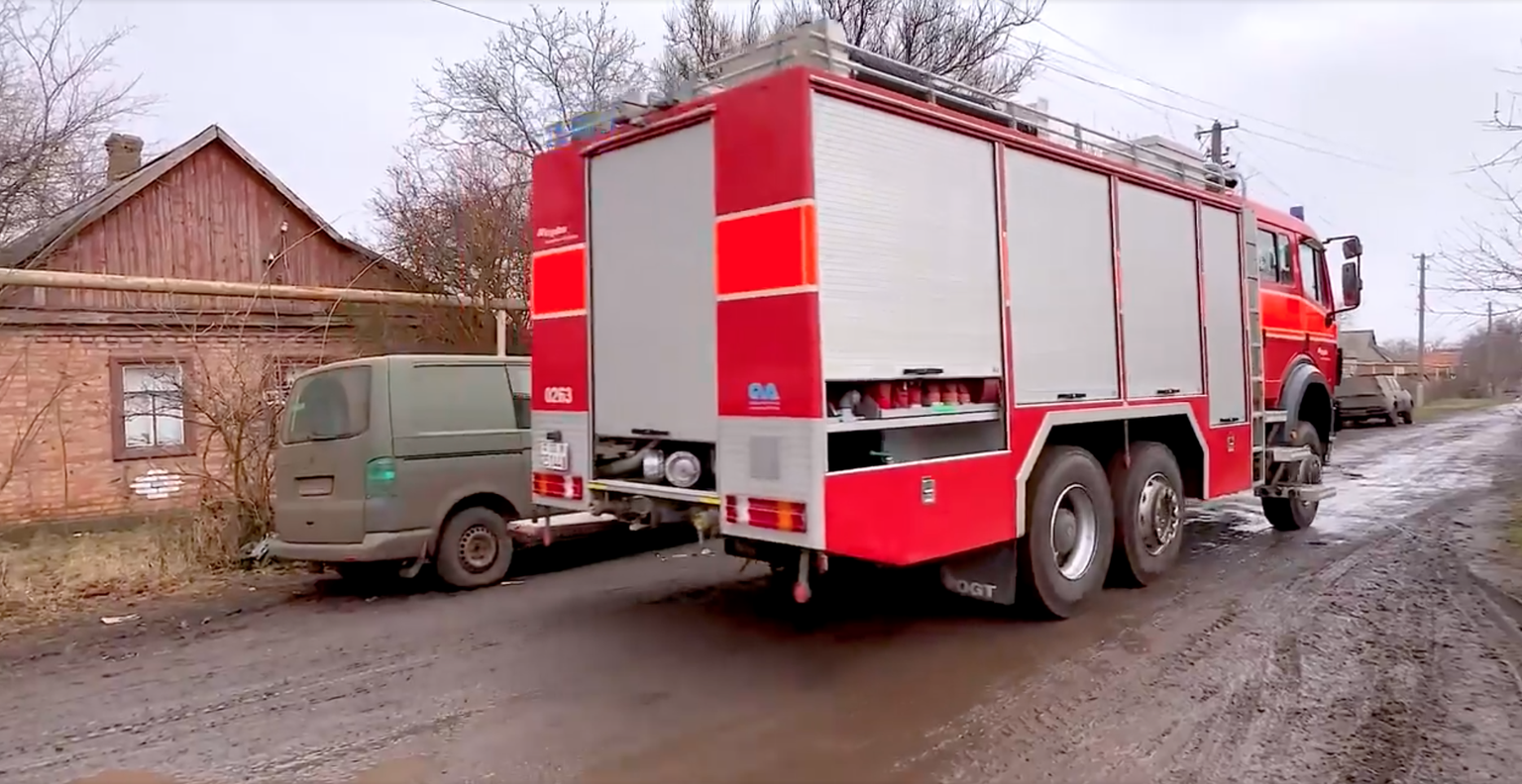 Enfin arrivés dans le Dombass, les pompiers sont ravis de leur nouveau véhicule.