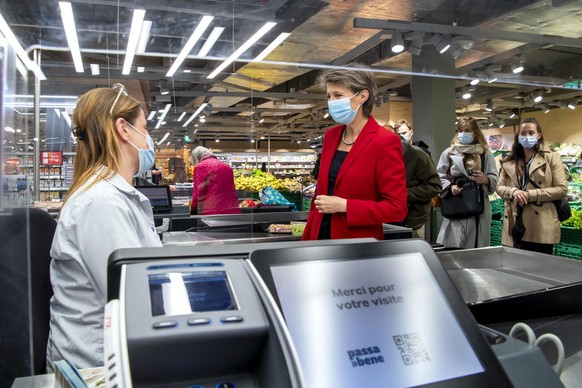 La conseillere federale Simonetta Sommaruga, droite, discute avec une caissiere, gauche, d&#039;un grand magasin (Coop), avec l&#039;inscription sur la caisse &quot;Merci pour votre visite&quot; lors  ...