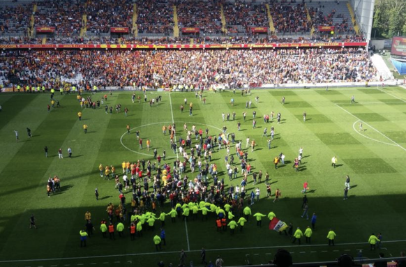 A Lens, les fans envahissent le terrain à la 67e minute d'un match où l'équipe était (encore) menée au score.