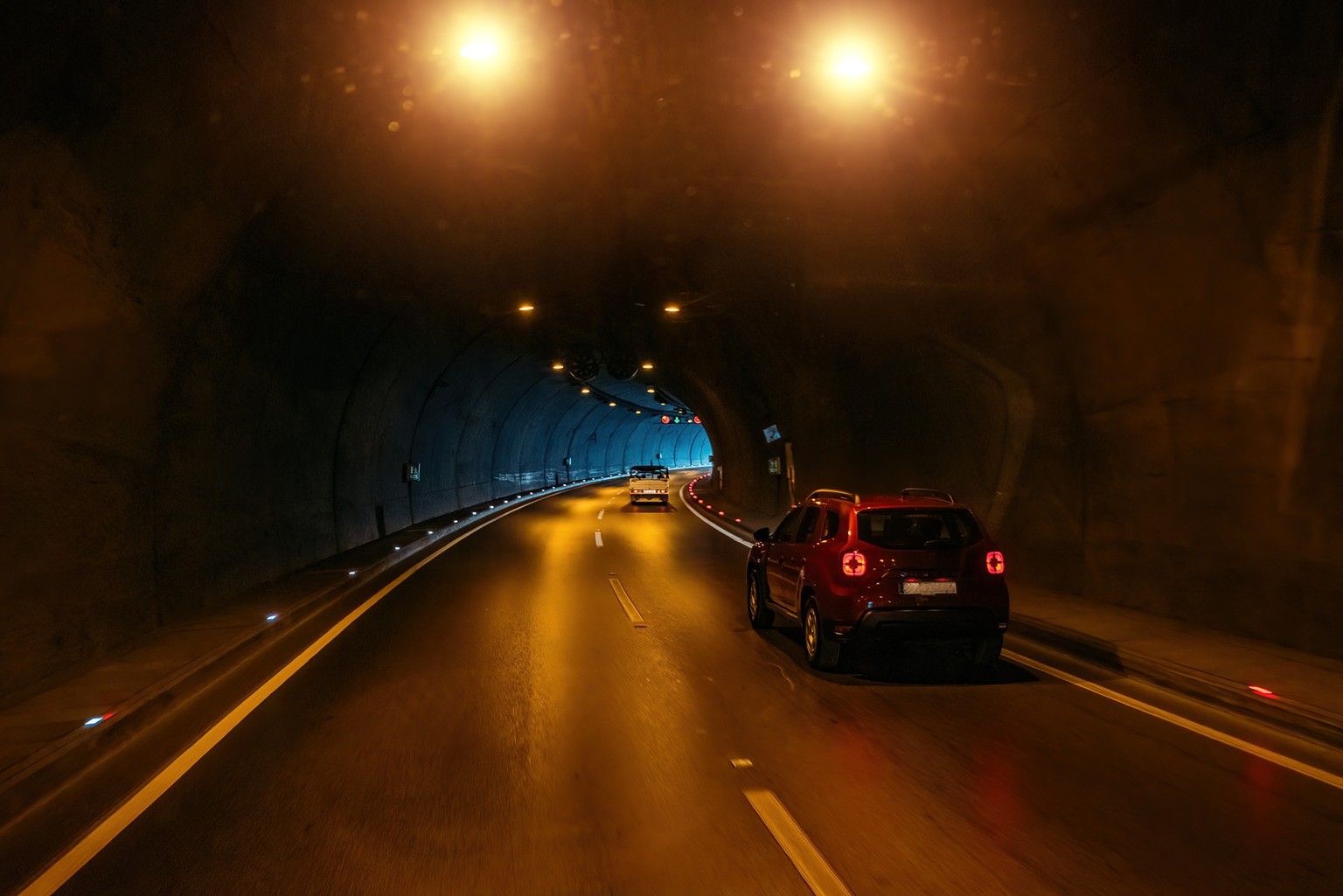 Im Tunnel muss immer das Abblendlicht eingeschaltet sein.