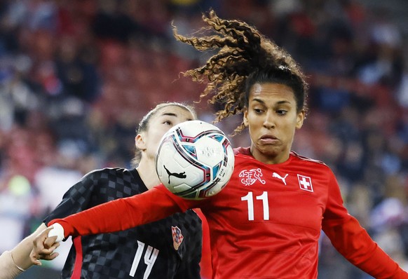 Switzerland&#039;s Coumba Sow, right, in action against Croatia&#039;s Antonia Dulcic, left, during the FIFA Women&#039;s World Cup 2023 qualifying round group G soccer match between Switzerland and C ...