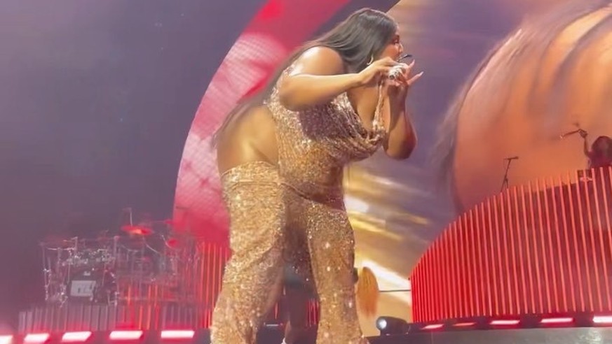 Lizzo aère son fessier tout en jouant de la flûte.