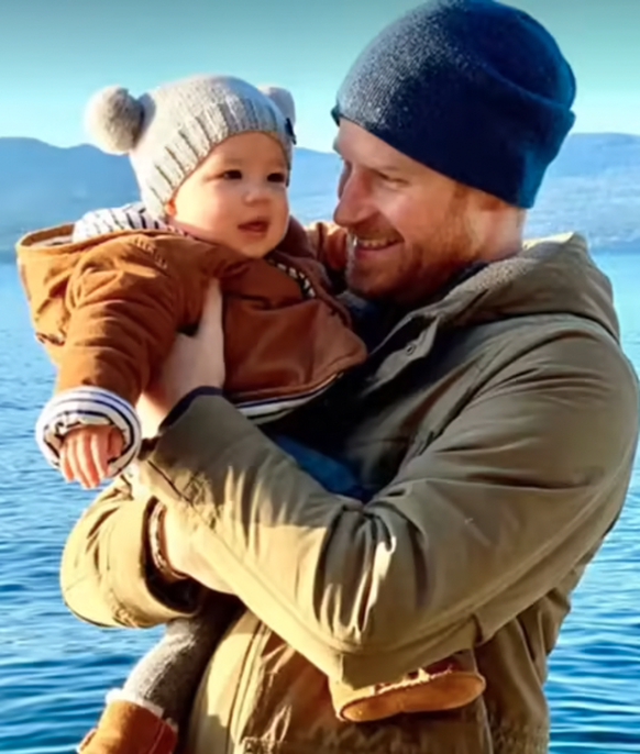 Moi aussi, j'aurais fait cette tête-là si mes parents m'avaient forcée à porter des Ugg avant même de pouvoir parler.