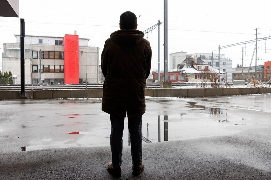 Sa vie dans l'ombre de la société touche à sa fin. Kim Young* est considéré comme admis à titre provisoire. Il a enfin le droit de travailler.