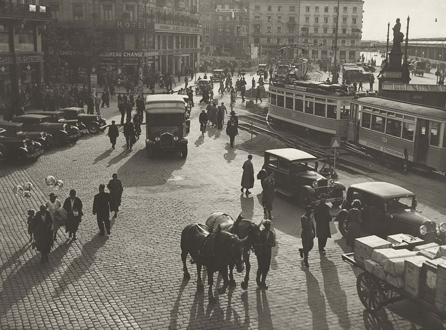 Avec le temps, on s’habitua aux automobiles. Place de la gare à Zurich, vers 1930.