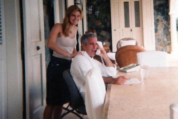 Jeffrey Epstein et une de ses jeunes filles, sur la terrasse de Little Saint James.