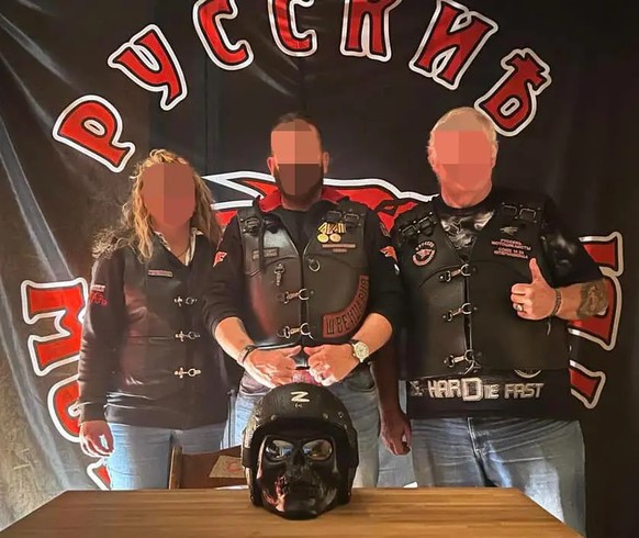 Des représentants des Nachtwölfe et des Walkyries, comme on appelle les femmes, posant devant le «Z» de Poutine.
