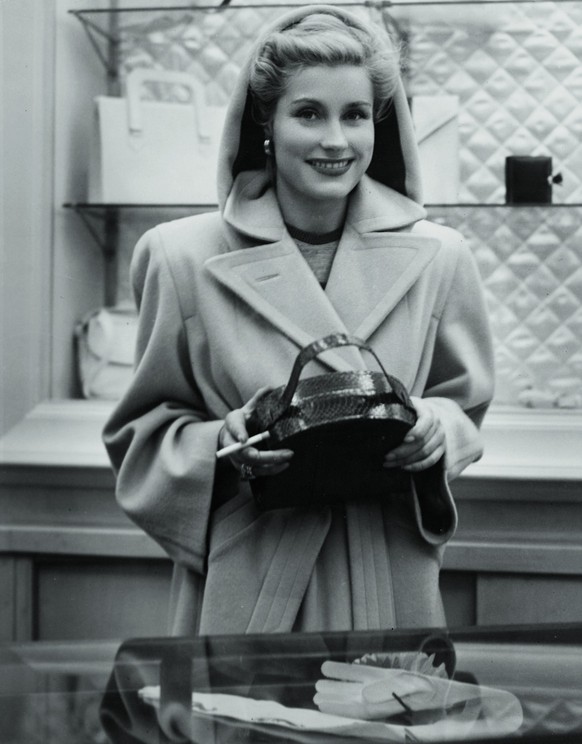 Pâquerette au Grieger’s Handbag de Collins Street, à Melbourne, par le célèbre photographe moderniste allemand Wolfgang Georg Sievers.