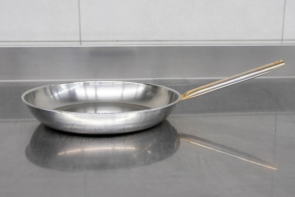 Une poêle en aluminium
