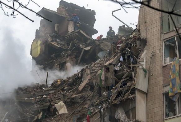 epa12537303 Ukrainian rescuers work at the site of a Russian strike on a high-rise residential building in Ternopil, western Ukraine, 20 November 2025, amid the Russian invasion. At least 26 people we ...