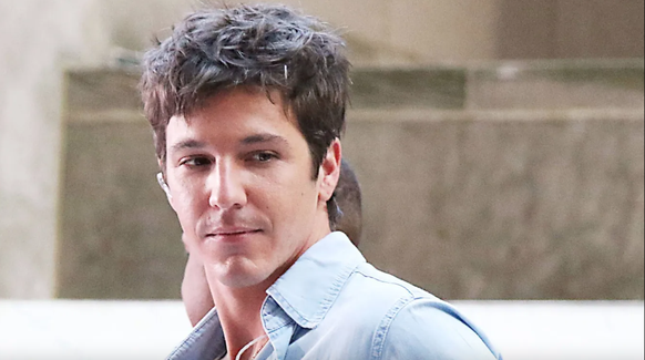 Le musicien Tucker Pillsbury se produit sous le nom de scène Role Model.