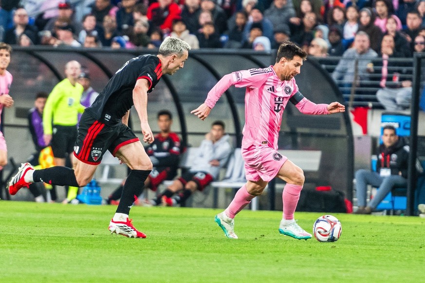 Silvan Hefti au duel avec Lionel Messi.