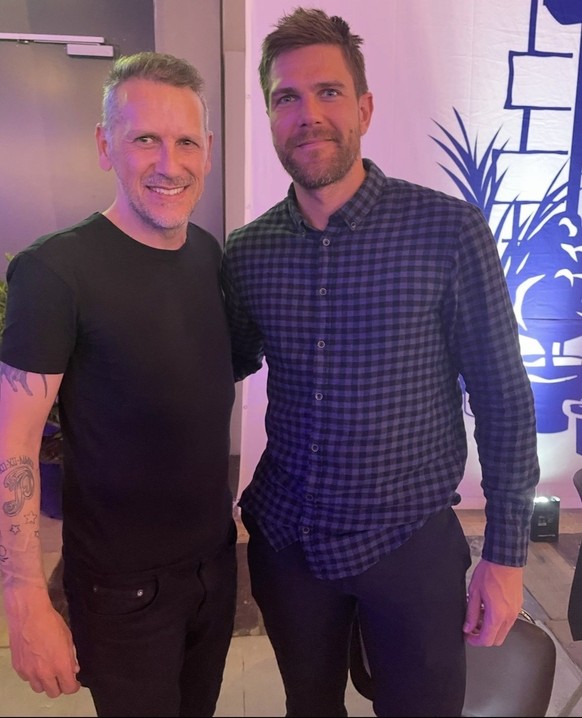 Carlos Varela adore Gottéron, mais aussi le hockey en général. Une preuve: il pose avec l'ancien capitaine du Lausanne HC, Joël Genazzi.