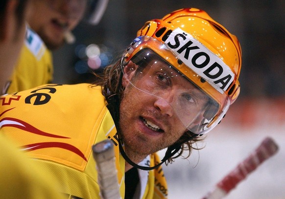 Der Davoser Joe Thornton, im Eishockeyspiel der NLA, SC Bern gegen HC Davos, am Dienstag, 2.November 2004 in Bern. (KEYSTONE/PHOTOPRESS/Edi Engeler)