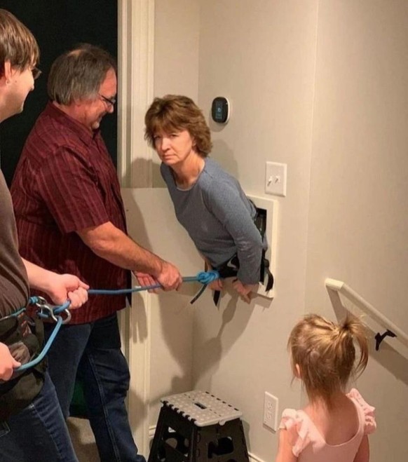 Faildienstag: Frau steckt in Wand fest