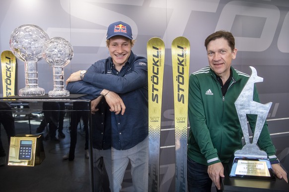 Der Schweizer Skirennfahrer Marco Odermatt, links, und sein Manager Michael Schiendorfer, rechts, an einer Medienkonferenz beim Schweizer Skihersteller Stoeckli Ski in Malters im Kanton Luzern am Dien ...