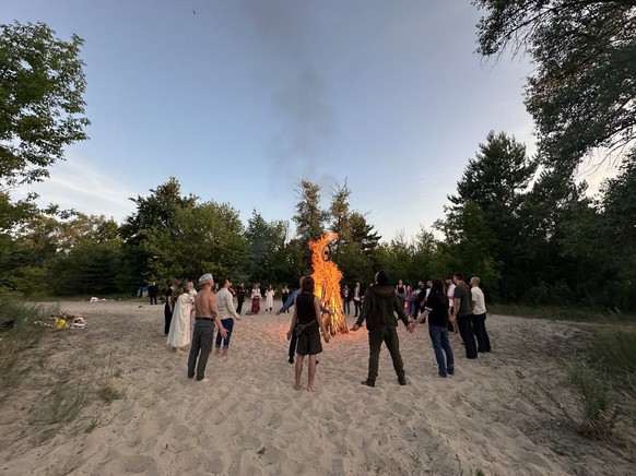 Les participants autour du bûcher, c'est là que sont mises les offrandes pour les dieux.
