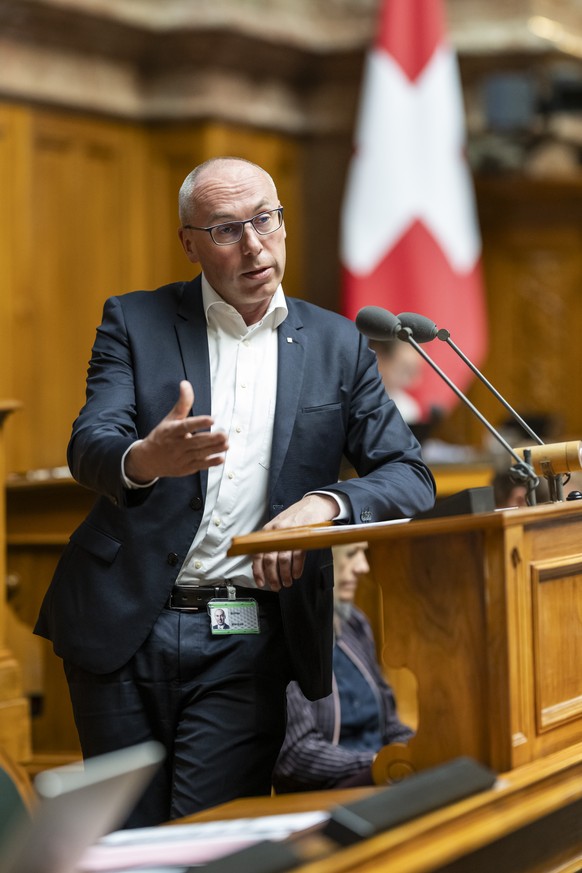 Manfred Buehler, SVP-BE, beantwortet eine Frage in der Debatte ueber Gewalt in der Erziehung, an der Sondersession des Nationalrats, am Montag, 5. Mai 2025 im Nationalrat in Bern. (KEYSTONE/Alessandro ...