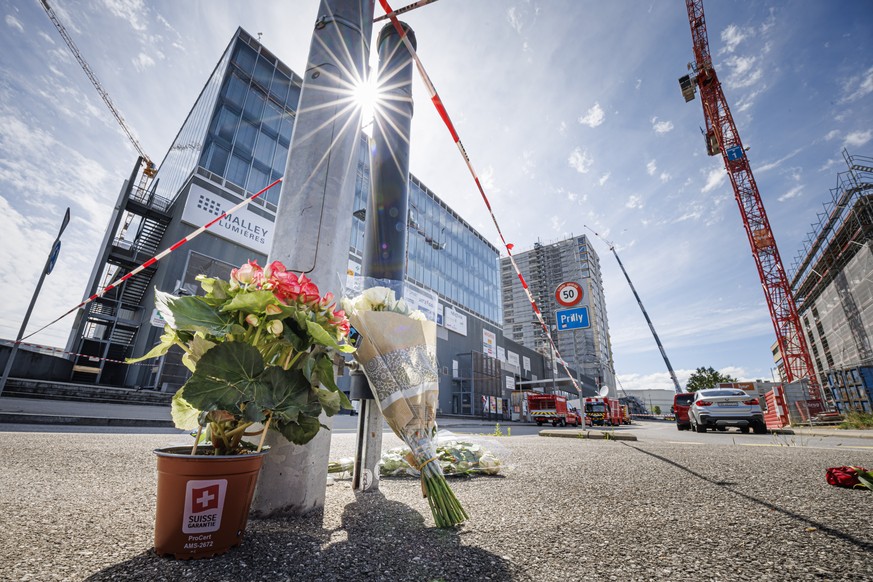 Des fleurs en hommage aux personnes decedees sont photographiees, le lendemain de l&#039;effondrement d&#039;un echafaudage de la tour en bois Malley Phare, le samedi 13 juillet 2024 a Prilly pres de  ...