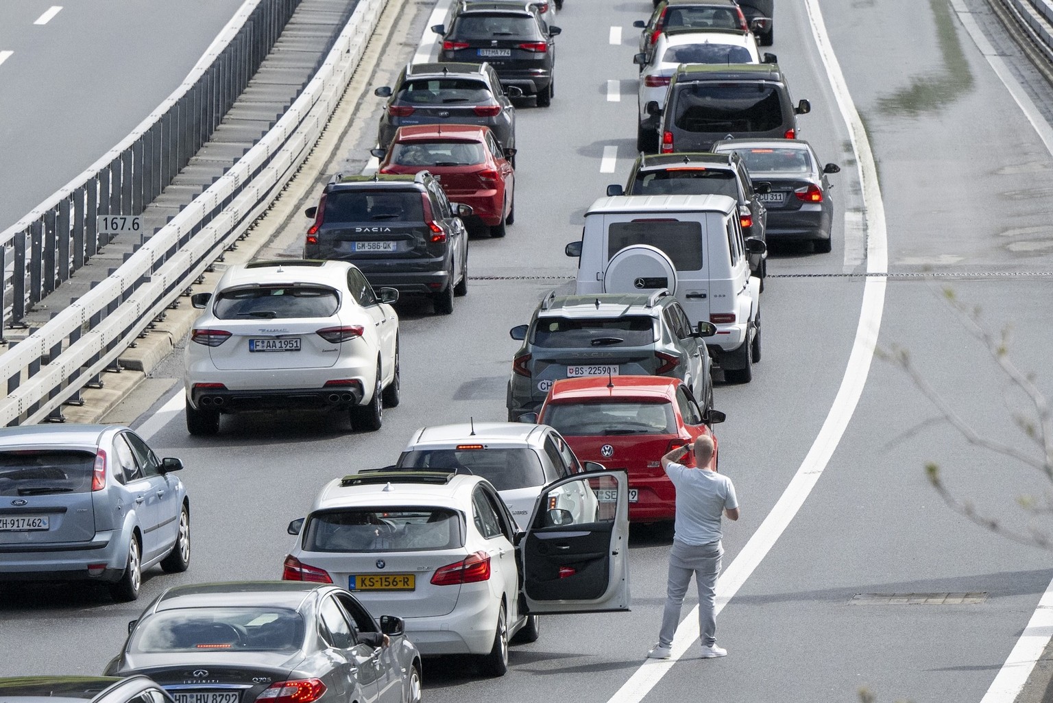 Der Oster Reiseverkehr auf der Autobahn A-2 vor dem Gotthardtunnel zwischen Goeschenen und Erstfeld in Richtung sueden staut sich bei Erstfeld auf mehrere Kilometer laenge, am Donnerstag, 17. April 20 ...